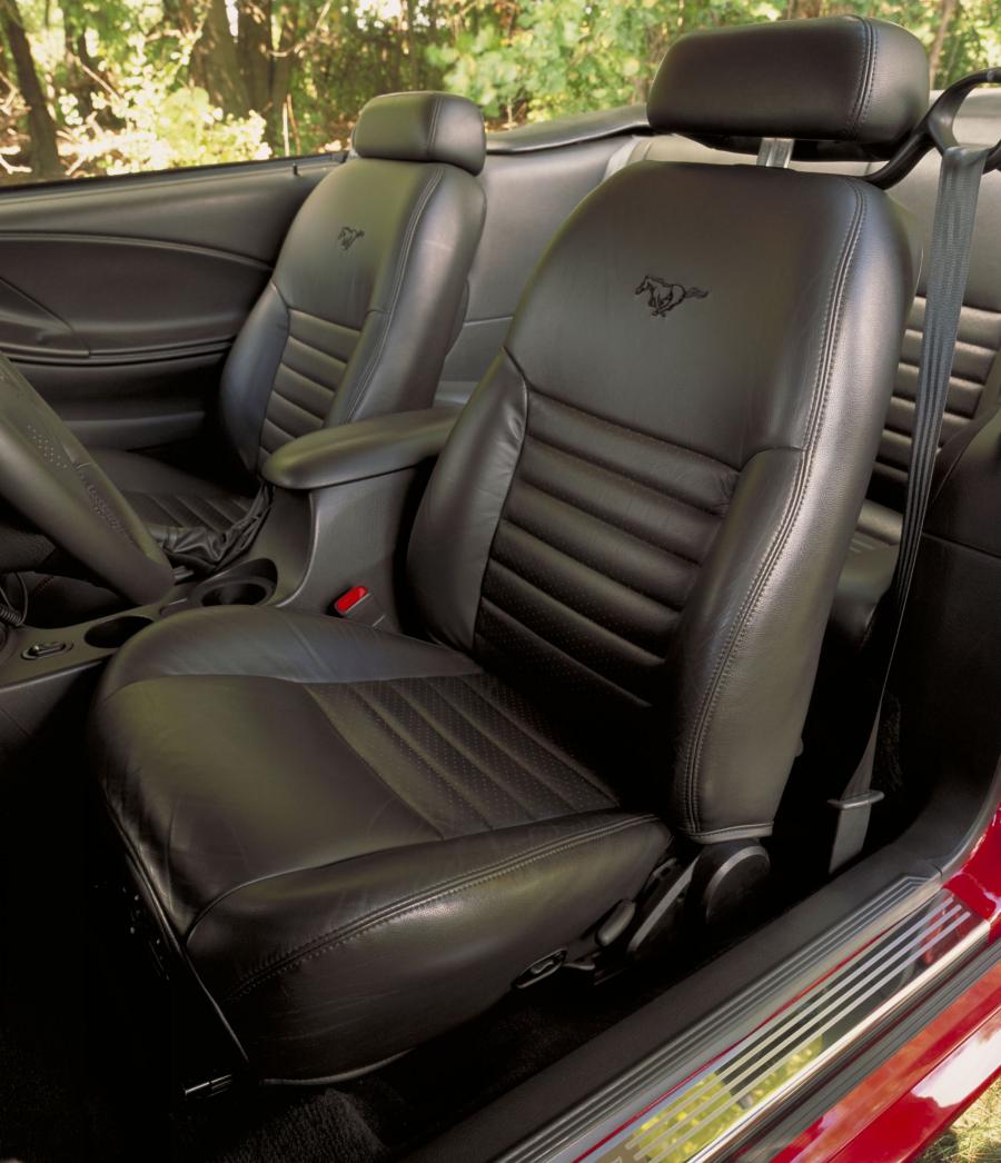 Интерьер Ford Mustang GT Convertible 1999 года  (фото 35 из 74)